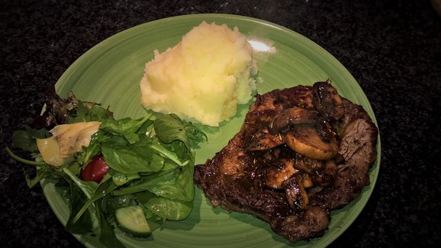 Steak with mushrooms&sherry