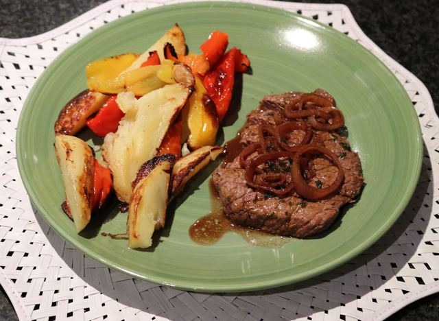 Steak with bakead wedges and capsicums