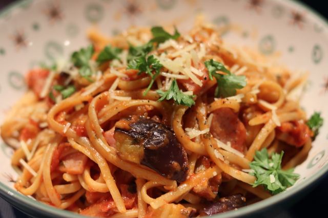 Aubergine & bacon linguine