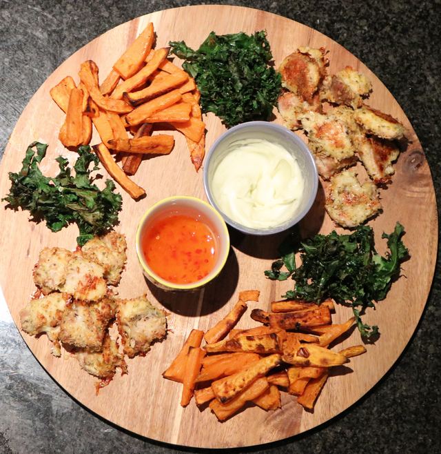Chicken nuggets with sweet potato and kale chips